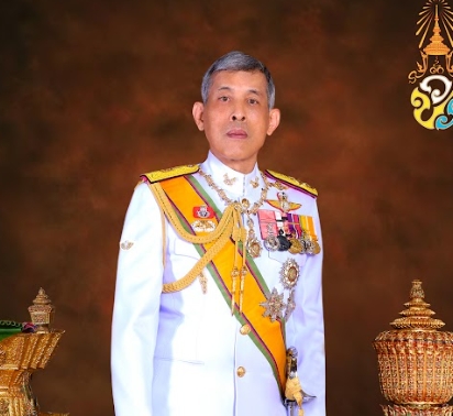 ไฟล์ พระบรมฉายาลักษณ์ พระบาทสมเด็จพระเจ้าอยู่หัวฯ (รัชกาลที่ 10) ปรับภาพพื้นหลัง โดย อ.ศราวุฒิ ด้วงเบ้า