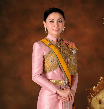 ไฟล์ พระฉายาลักษณ์ สมเด็จพระนางเจ้าสุทิดา พัชรสุธาพิมลลักษณ พระบรมราชินี  ปรับภาพพื้นหลัง โดย อ.ศราวุฒิ ด้วงเบ้า