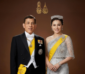 ไฟล์ พระบรมฉายาลักษณ์ พระบาทสมเด็จพระเจ้าอยู่หัวฯ และสมเด็จพระนางเจ้าฯ พระบรมราชินี ภาพ Ai ผสมกราฟิก (ช่วงเสด็จสวีเดน) ภาพกราฟิกโดย อ.ศราวุฒิ ด้วงเบ้า