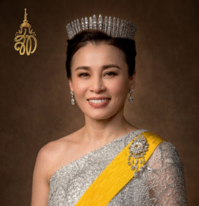 ไฟล์ พระบรมฉายาลักษณ์ สมเด็จพระนางเจ้าฯ พระบรมราชินี ภาพ Ai ผสมกราฟิก (ช่วงเสด็จสวีเดน)  ภาพกราฟิกโดย อ.ศราวุฒิ ด้วงเบ้า