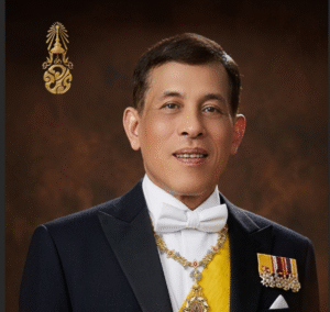ไฟล์ พระบรมฉายาลักษณ์ พระบาทสมเด็จพระวชิรเกล้าเจ้าอยู่หัว ภาพ Ai ผสมกราฟิก (ช่วงเสด็จสวีเดน) ภาพกราฟิกโดย อ.ศราวุฒิ ด้วงเบ้า